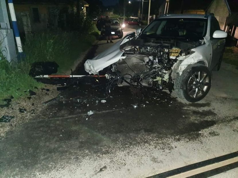 АВТОМОБИЛОТ Е УНИШТЕН: Воз налета на автомобил, рампата била крената- тешка несреќа кај Сремска Митровица (ФОТО)