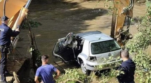 НАЈНОВА ВЕСТ: „Голфот“ кој вчера падна во Вардар бил управуван од 22 годишно момче, не се знае дали бил сам