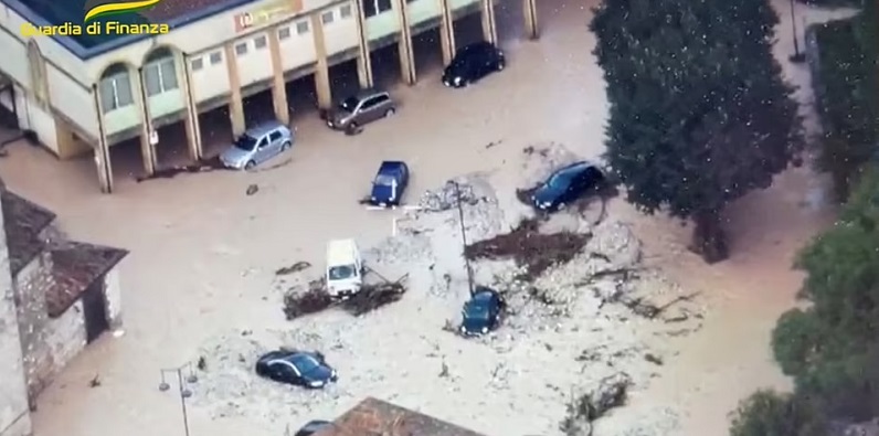 БЕШЕ КАКО ЗЕМЈОТРЕС: Загинале во обид да ги спасат автомобилите- објавени снимки од воздух од катастрофалната поплава (ФОТО ГАЛЕРИЈА)