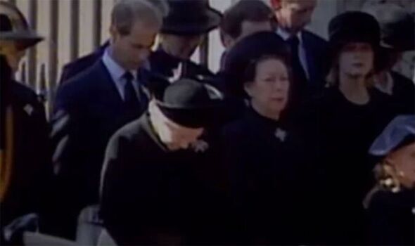 Елизабета II кралскиот протокол го прекршила само еднаш- еве што направила на погребот на Дијана (ФОТО)