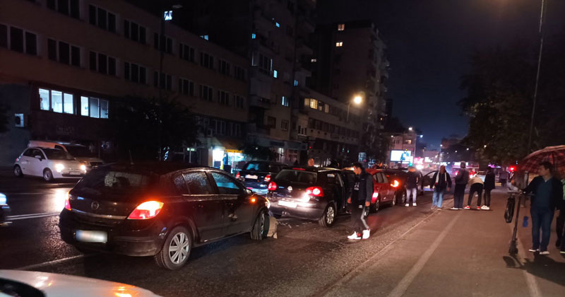 ВОНРЕДНА ВЕСТ: Судир на пет коли вечерва во центарот на Скопје (ФОТО)