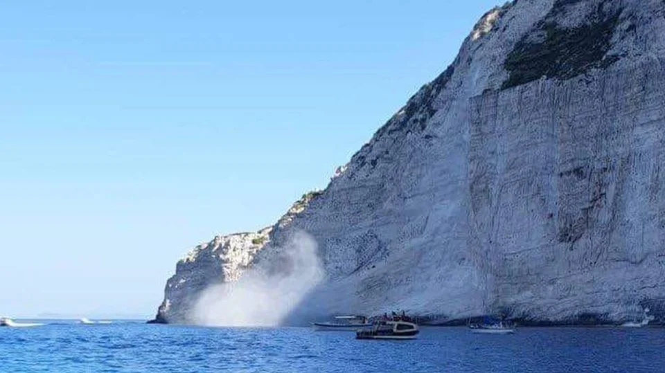 ВИДЕО: Паднаа карпи на познатата плажа по силниот земјотрес утрово во Грција