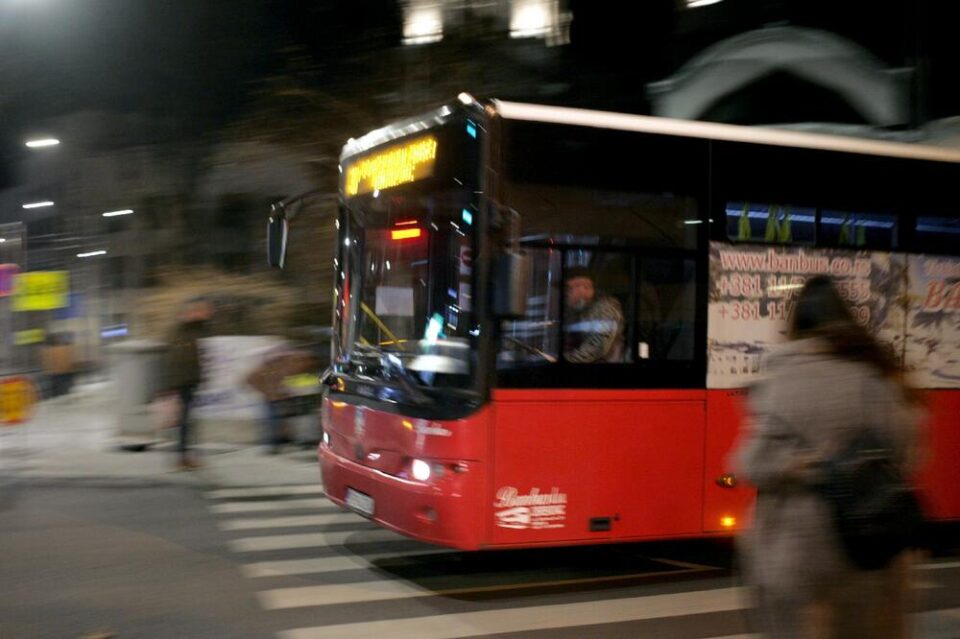 Инцидент на автобуска постојка: Жена хистерично викала „МУЕРТА, МУЕРТА…“, па со даска тргнала кон еден патник
