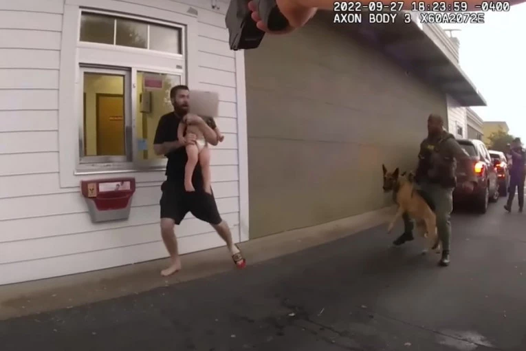 Зеде бебе за заложник, па го користеше како жив штит: Полицијата на крајот пушти куче на него (ВИДЕО)