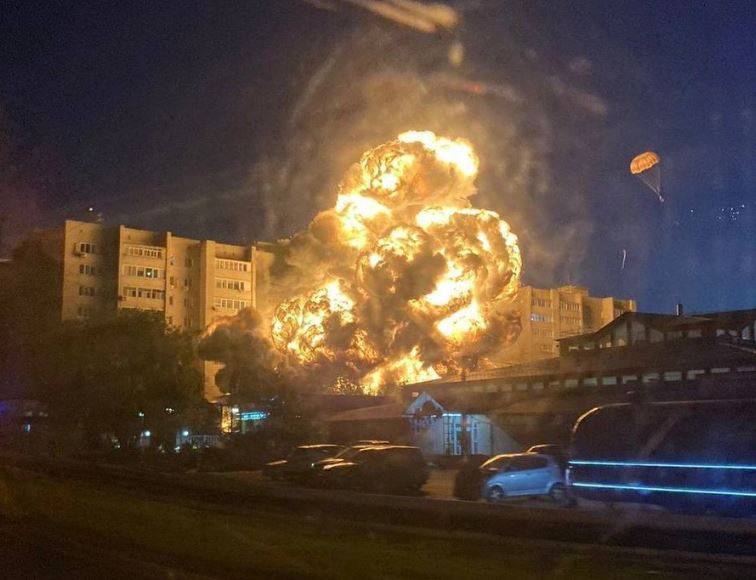 ЗАСТРАШУВАЧКА ГЛЕТКА: Борбен авион од типот Су-34 се урна врз станбена зграда во Русија (ВИДЕО)