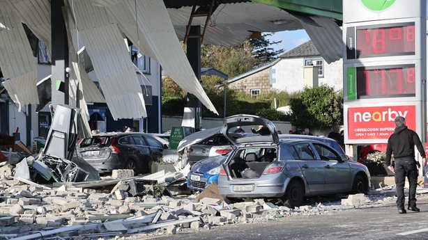 (фото) НАЈМАЛКУ 3 ЛИЦА ЗАГИНАА: Шокантни фотографии по експлозија на бензинска пумпа во Ирска