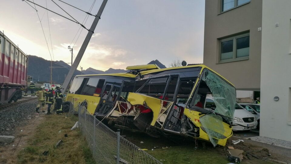 (фото) СТРАШНА НЕСРЕЌА УТРОВО: Товарен воз удри во училишен автобус и го преполови- тежок инцидент во Австрија