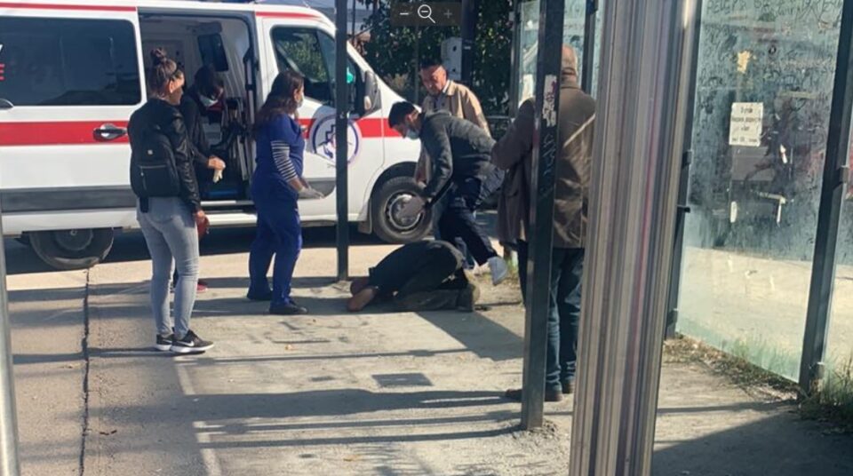 Драматична случка денеска во Скопје: На човек му се слоши на автобуска постојка (ФОТО)