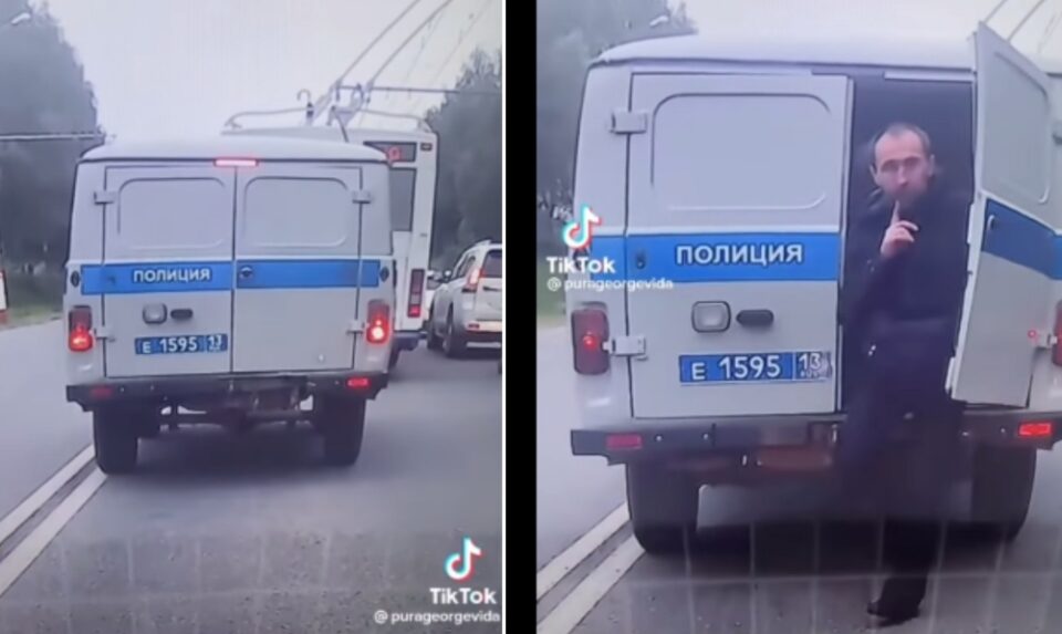 ДА БЕШЕ ТРЕЗЕН ЌЕ ИМ ИЗБЕГАШЕ: „Двојник“ на Путин излезе од полициско комбе и се даде во бегство (ВИДЕО)