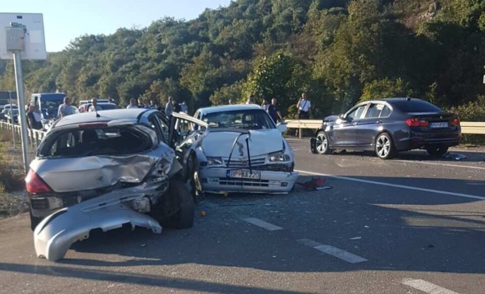 (фото) СТРАШНА СООБРАЌАЈКА ПОПЛАДНЕВО: Едно лице загина, три се повредени во судир на три возила во Црна Гора