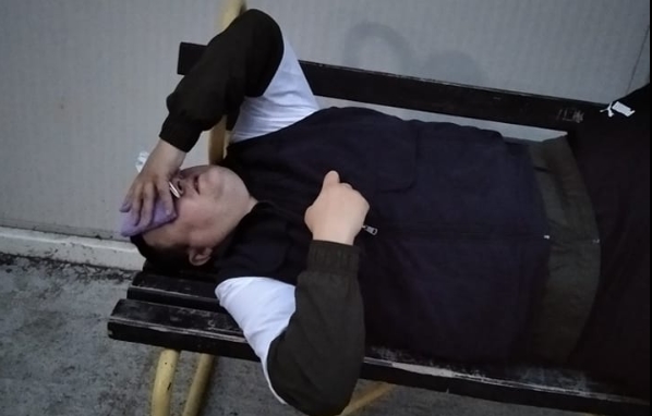 Македонец моли за помош легнат на клупа пред Инфективна: Докторке, не знам како се викаш, ама ќе дознааам