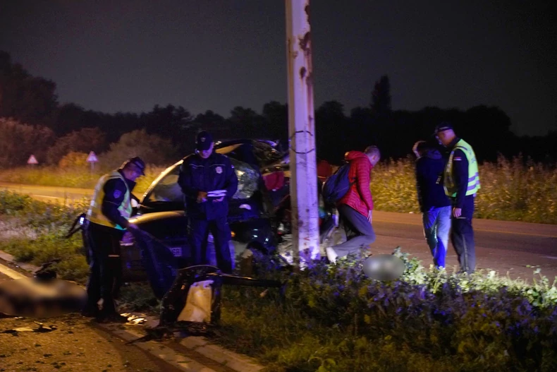 СТРАШНА ТРАГЕДИЈА ВЕЧЕРВА: Три лица загинаа на лице место откако автомобил се заби во столб во Србија (ФОТО)