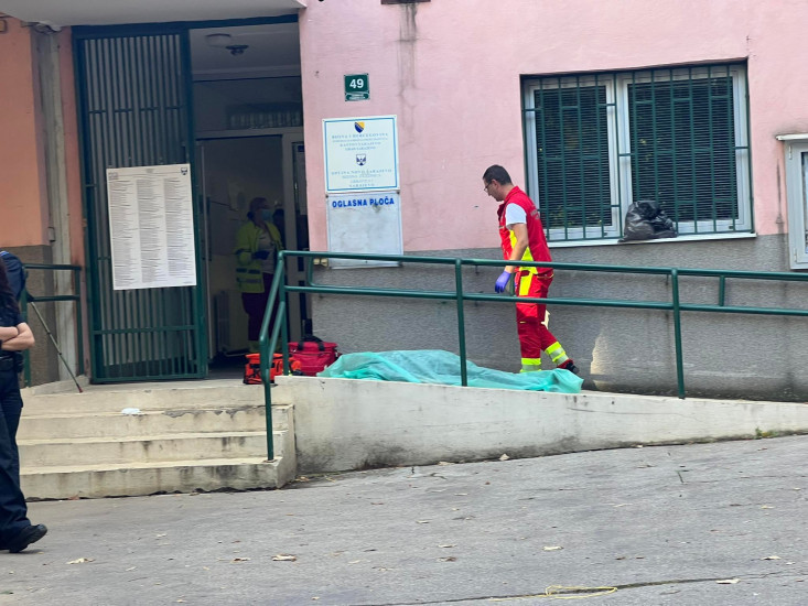 ФОТО: Жена почина на избирачко место додека сакаше да го даде својот глас на изборите во БиХ