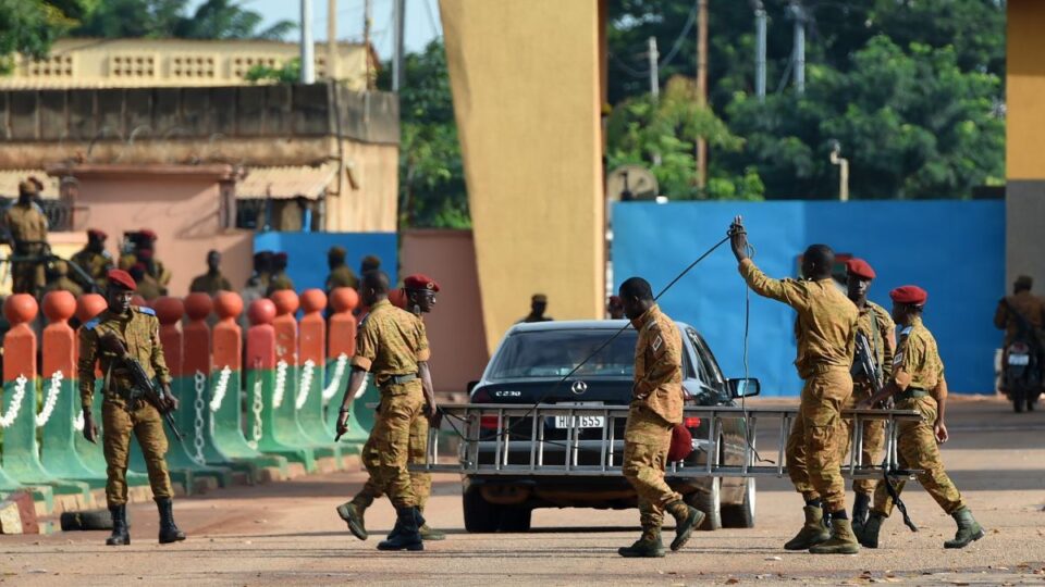 НОВ ДРЖАВЕН УДАР: Армијата го симна од власт претседателот кој пред само 8 месеци направи ПУЧ во Буркина Фасо