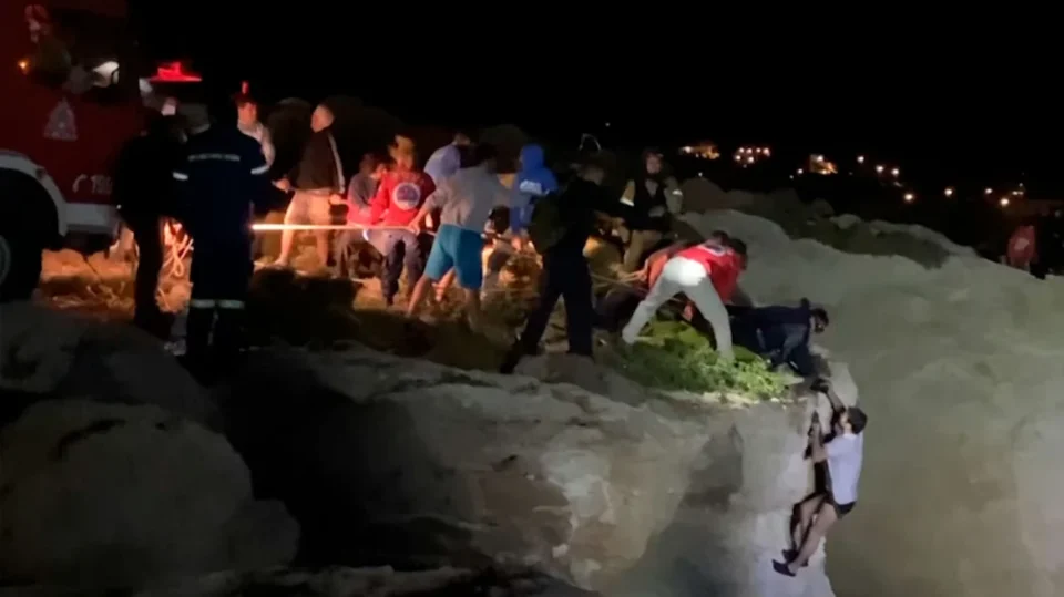 НАЈНОВА ВЕСТ: Страшна несреќа утрово во Грција- 15 лица загинаа, по 20 се трага откако брод потоа кај Лезбос (ВИДЕО)