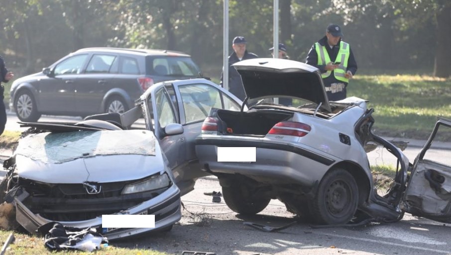 ДВАЈЦА ЗАГИНАТИ ВО СТРАШНА НЕСРЕЌА УТРОВО: Автомобилите преполовени во хорор сообраќајка во Белград (ФОТО)