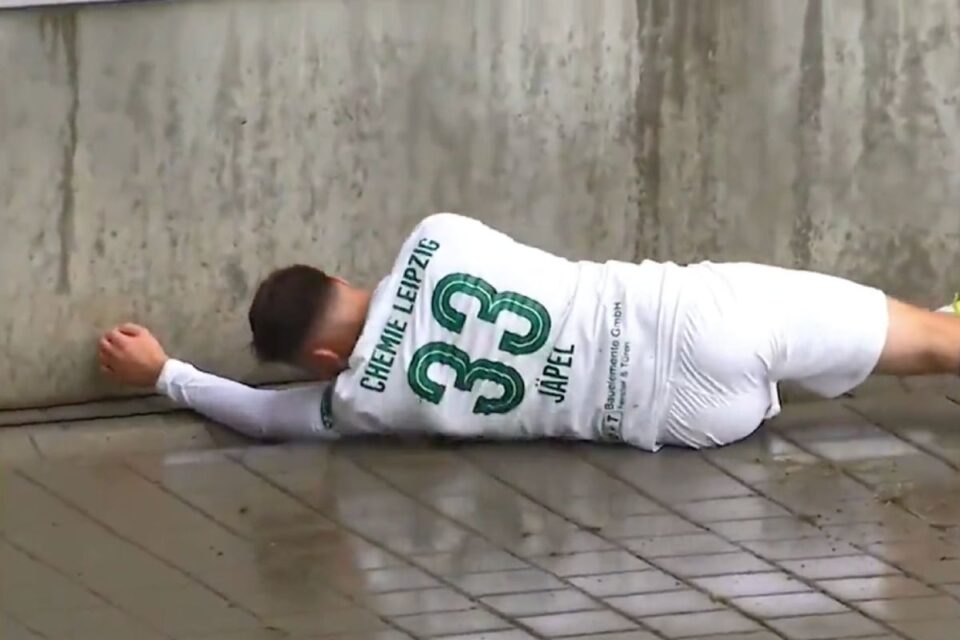 Фудбалер удри со глава во бетонски ѕид во обид да стигне до топката (ФОТО)