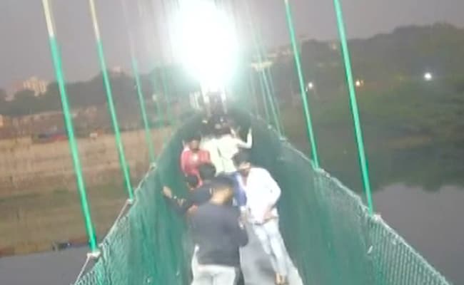 (ВИДЕО) Фатен на камера трагичниот момент од уривањето на мостот во Индија