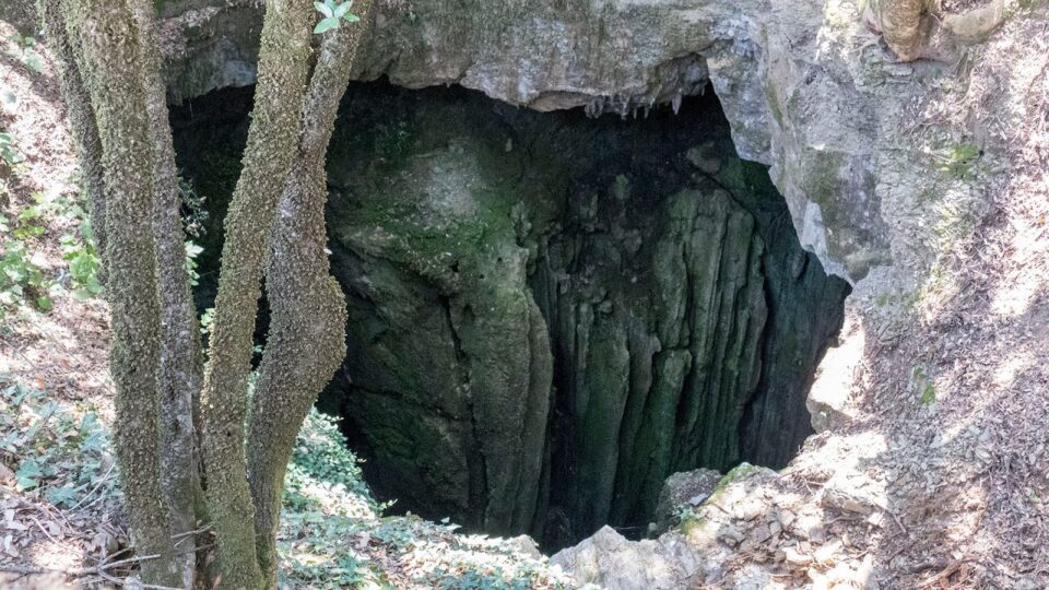 ОСТАВИЛ ПРОШТАЛНО ПИСМО: 40 годишен полицаец пронајден мртов во местото „Татарна дупка“ во Грција