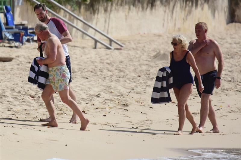 РЕТКО ВИДЕНА ГЛЕТКА: Кралот Чарлс и Камила паднаа во папарацо стапица додека уживаат на плажа (ФОТО)