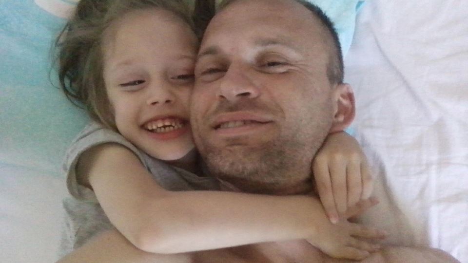 ТАГА КОЈА ГО КИНЕ СРЦЕТО: Почина самохраниот татко Дарко на само 45 години, болната ќерка Сара (12) остана сама