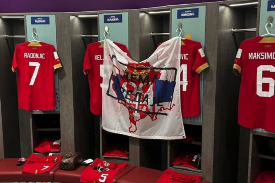 ДРАМА НА МУНДИЈАЛОТ: ФИФА ја казнува Србија поради спорното знаме во соблекувалната?! (ФОТО)