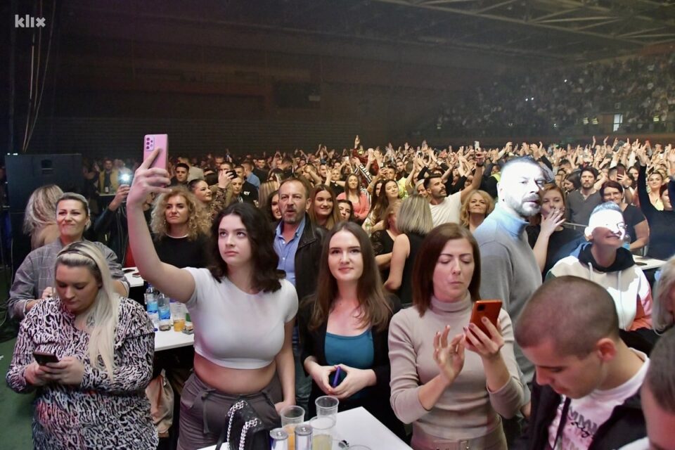 АЦА ЛУКАС НАПРАВИ ЛОМ: 10.000 луѓе дојдоа на концертот на турбофолкерот (ФОТО)