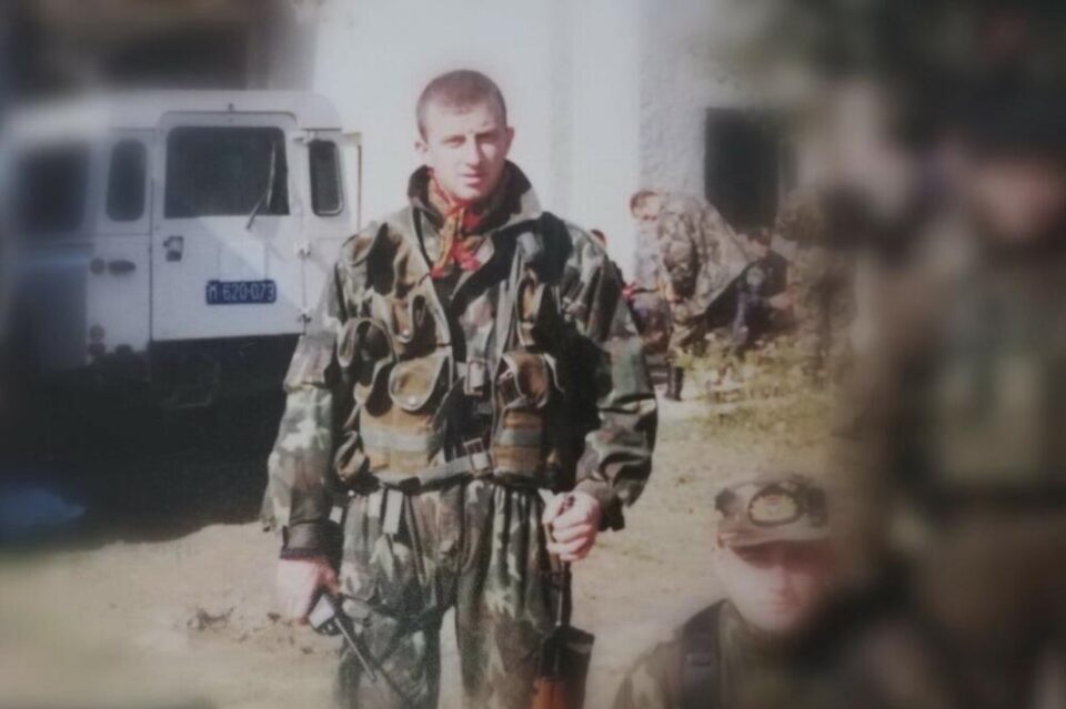 Зоран е МЕДИЦИНСКИ ФЕНОМЕН: Изрешетан со 28 куршуми откако паднал во албанска заседа на Косово, но чудо го спасило… (ФОТО)