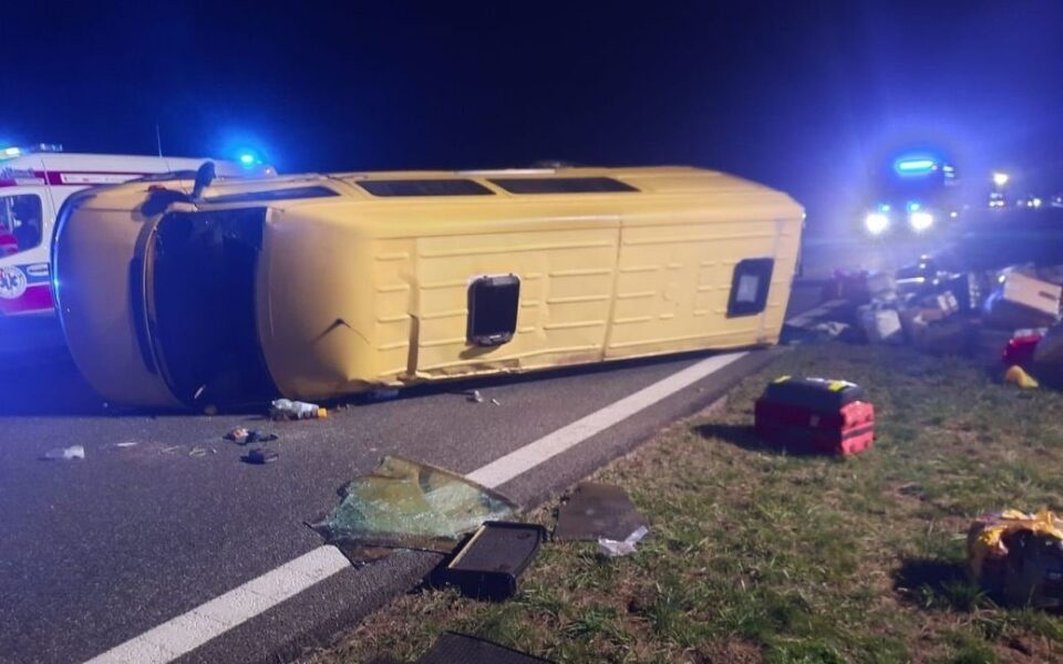 (фото) СТРАШНА ТРАГЕДИЈА: 13 годишно дете загина на излез од автопатот- минибус се преврте во Полска