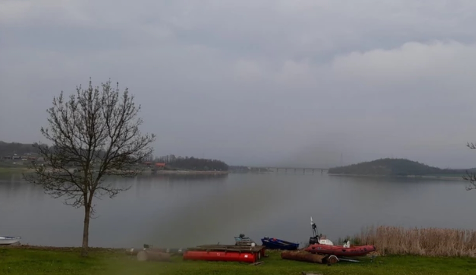 КОЛЕГАТА ГО ГЛЕДАЛ КАКО УМИРА: Еден човек се удави денеска откако се преврте педалинка на Гружанското езеро