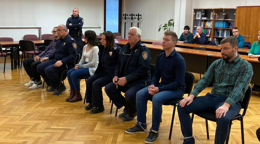 УДАРИТЕ НЕ БИЛЕ СМРТОНОСНИ: Хрватските ученици кои до смрт претепаа професор осудени на 2 до 3 години затвор