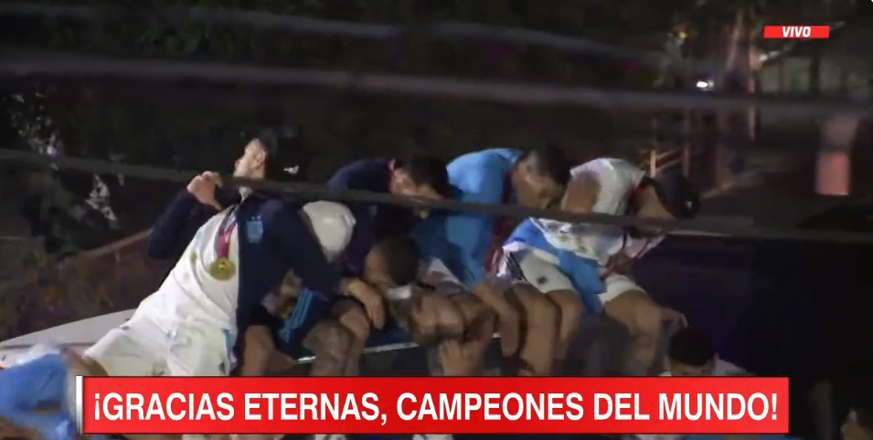 ИЗБЕГНАТА ТРАГЕДИЈА: Меси и уште 4 Аргентинци спасија глава во последен момент за време на прославата (ВИДЕО)