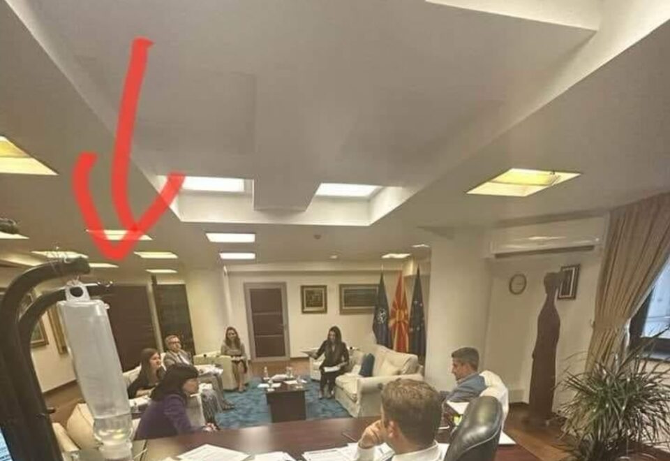 Фотографија од кабинетот на министерот Османи ја шокираше Македонија!