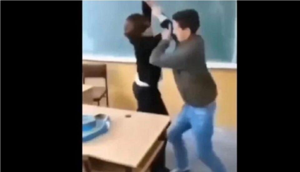 Снимката е многу пострашна од онаа во Србија: Ученик малтретира професорка во Македонија (ВИДЕО)