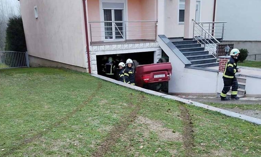 ФОТО: Автомобил влета во гаража од семејна куќа