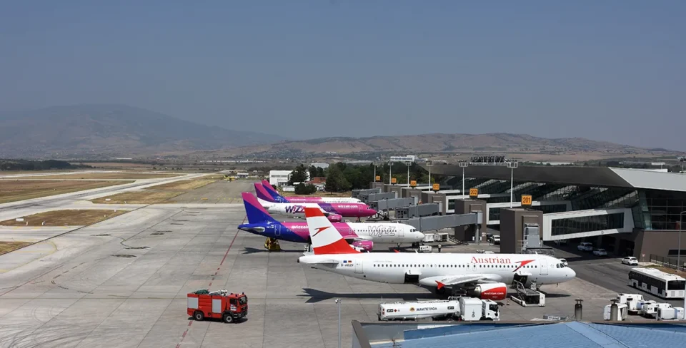 НАЈНОВА ВЕСТ: Откажани сите летови од скопскиот аеродром, персоналот и патниците се евакуираат
