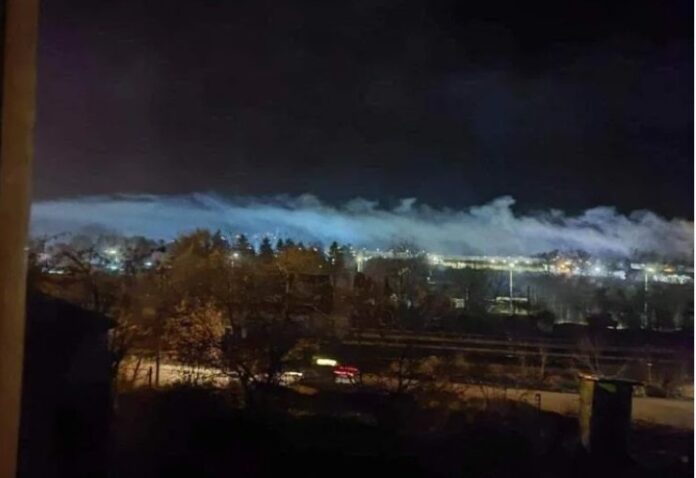 ПРОГЛАСЕНА ВОНРЕДНА СОСТОЈБА: Погледнете како изгледа небото над местото каде истече амонијак во Србија (ФОТО)