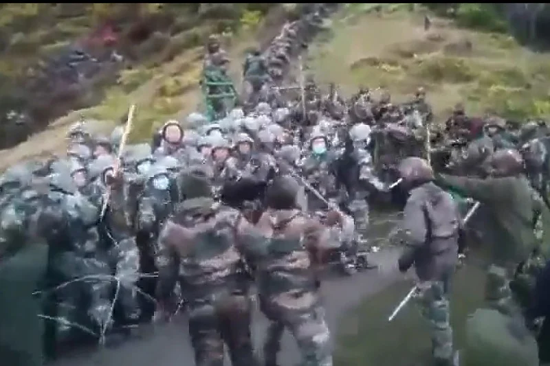 СО ИМПРОВИЗИРАНО ОРУЖЈЕ: Се појави снимка од судир меѓу индиски и кинески војници (ВИДЕО)