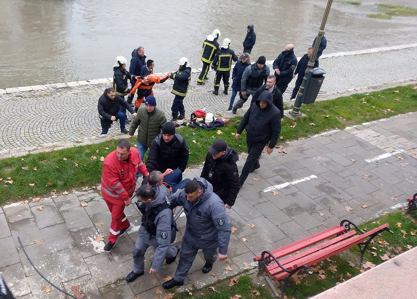 ФОТО: Драма утрово на Камениот мост во центарот на Скопје