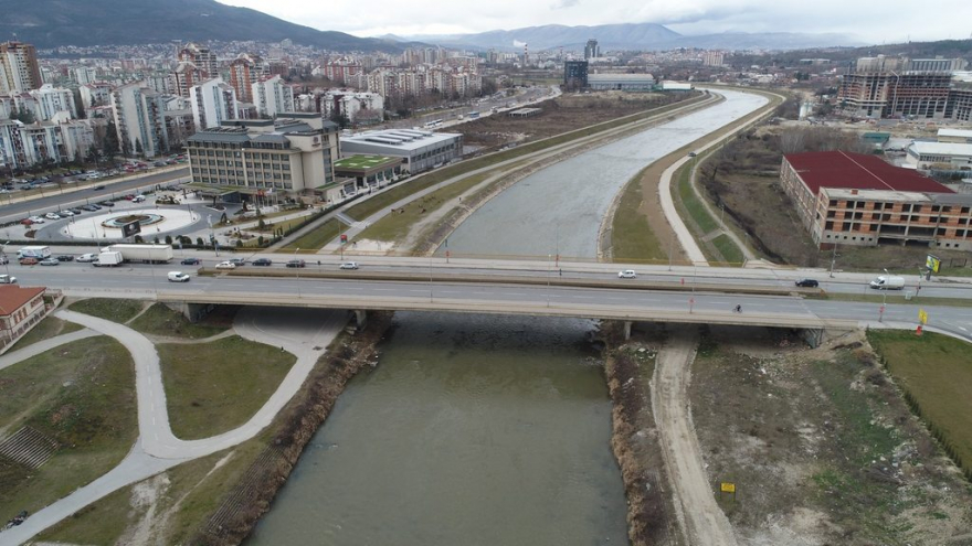 НАЈНОВА ВЕСТ: Скопската полиција и пожарна УТРОВО СЕ НА НОЗЕ- се трага по маж кој се фрлил во Вардар од мостот БЛИЗНАК
