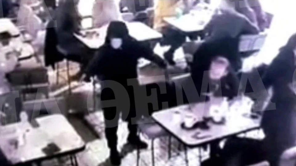 ВИДЕО: Страшна ликвидација вечерва на двајца Албанци среде ресторан- се појави снимка од инцидентот во Грција