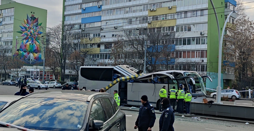 ФОТО: Страшни слики од местото на трагичната несреќа во која грчки автобус удри во надвозен знак во Букурешт