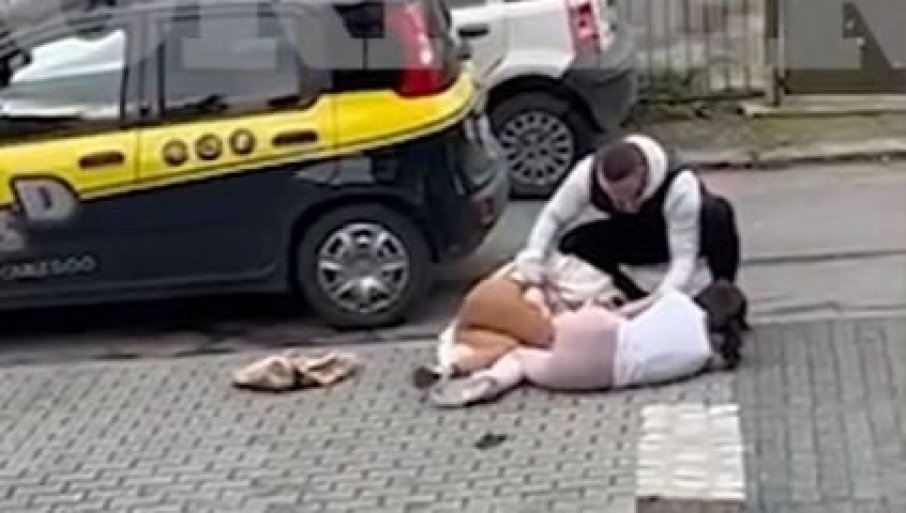НЕВЕРОЈАТНА СНИМКА: Сестрите Едита и Инди Арадиновиќ брутално се тепаа среде улица! (ВИДЕО)