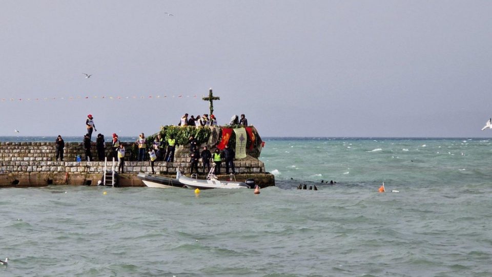 НАЈНОВА ВЕСТ: Познато е кој го фати крстот во Охридското езеро