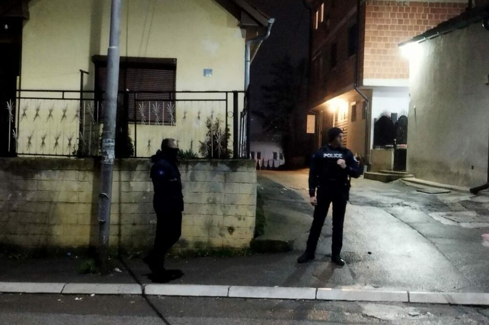 БЕГАШЕ ОД ПОЛИЦИЈАТА: Мажот кој пукаше во мајка и ќерка почина вечерва на Клиничкиот центар во Приштина