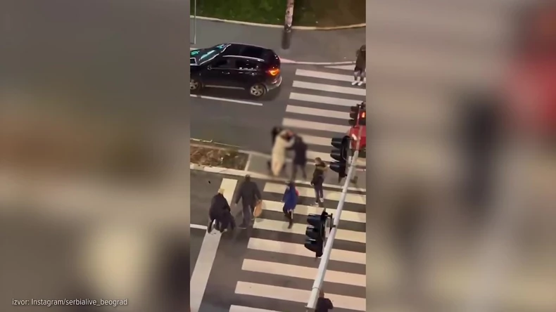 (видео) Мажи се тепаат на пешачки, жена моли за помош: Се појави снимка од брутална тепачка во Вождовац