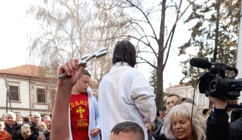 ФОТО: Малиот Марко го фати крстот во Прилеп