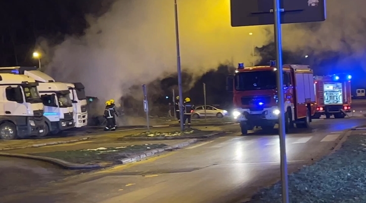 СТРАШНА НЕСРЕЌА ВЕЧЕРВА: Две лица загинаа откако автомобил се заби во камион и експлодираше во Нови Сад (ФОТО)