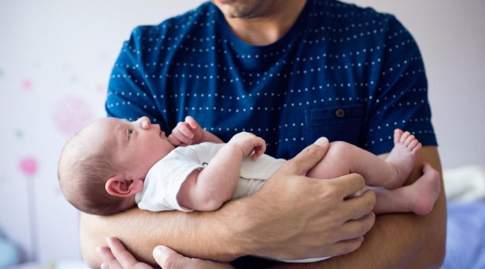Министерката Тренчевска објаснува: Татковското отсуство е во траење од 15 дена и се користи веднаш по раѓањето на детето