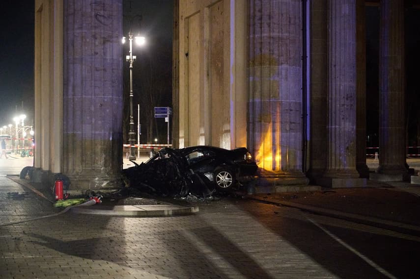 (видео) СЕ ЗАБИ ВО ПОРТАТА И ЗАГИНА НА ЛИЦЕ МЕСТО: Катастрофална сообраќајна несреќа кај Бранденбуршката порта во Берлин